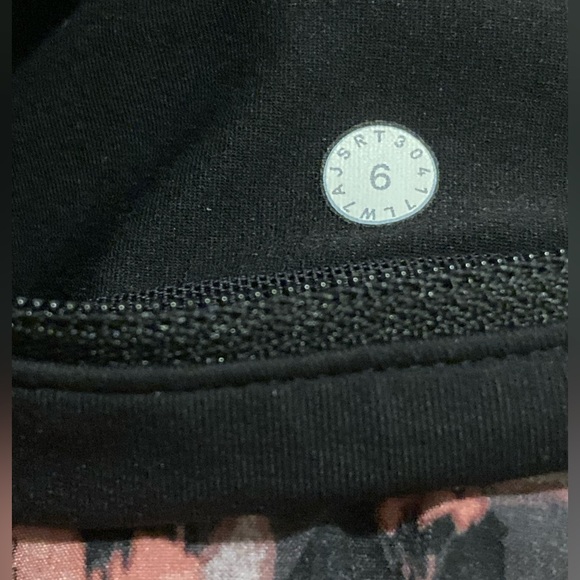 Lululemon Speed Up Short 2.5"
Translucence Alpine White Multi / Black - Picture 6 of 11